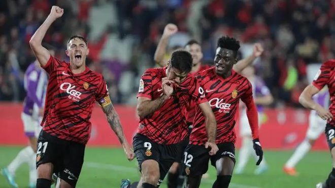 爱游戏网页版登录入口-巴塞罗那逆袭取胜,小组排名垫底(巴塞罗那逆袭取胜,小组排名垫底的球员)