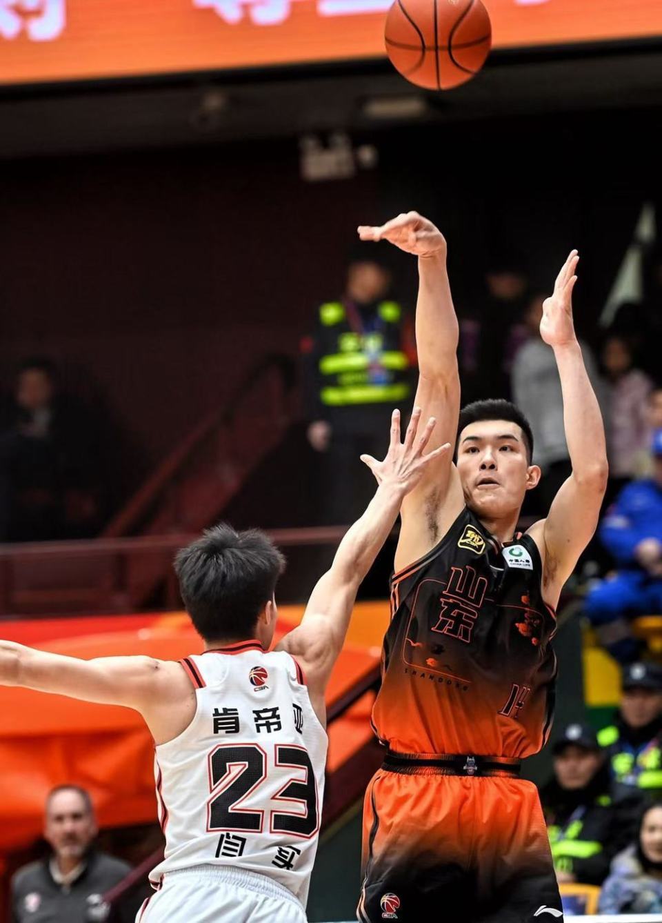 爱游戏官网入口-江苏队全力以赴，夺得常规赛第一名(盛李豪奥运夺金后引发散装江苏大乱斗)