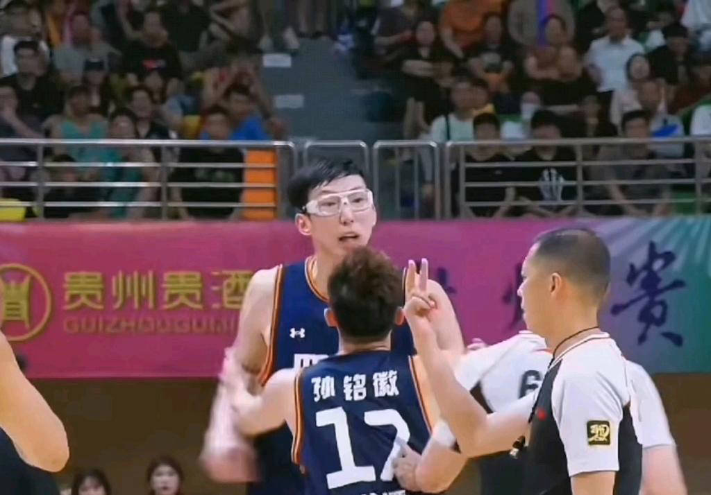 爱游戏在线-比赛中球员交流紧密，球队默契提升