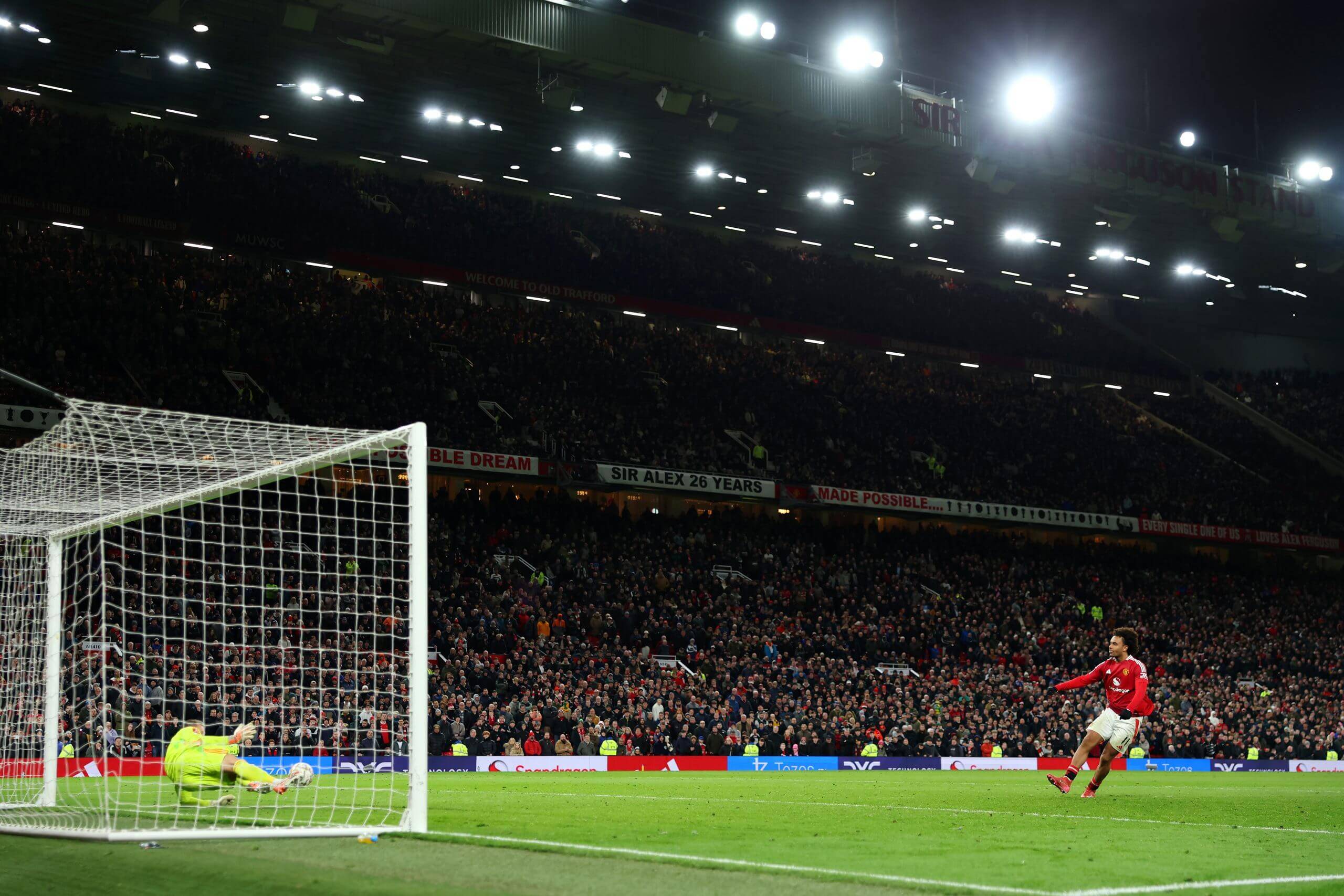 爱游戏新闻-曼联意外失利,争夺英超冠军悬念再起