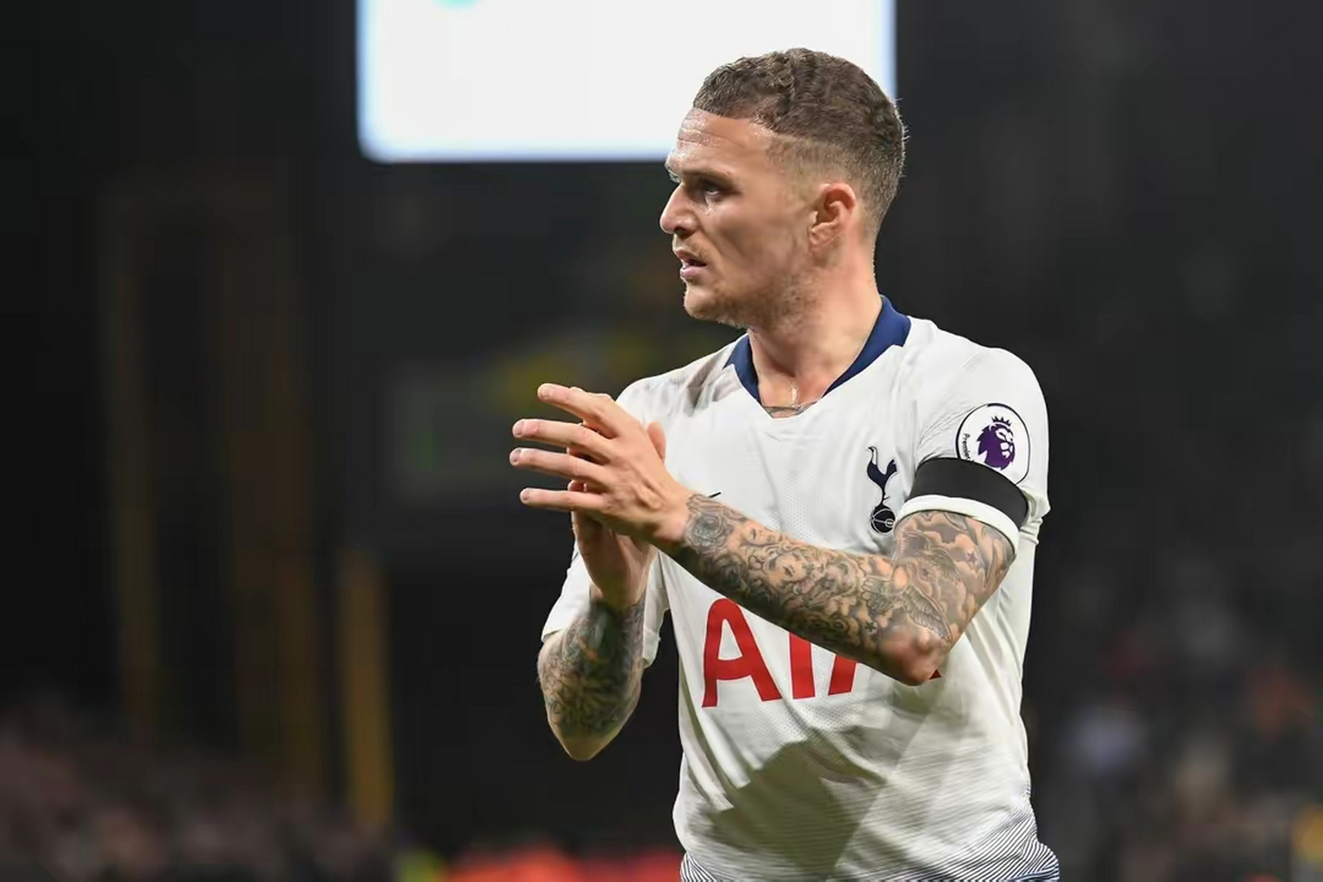 爱游戏官方登录入口-第戎队员争议判罚，主帅怒斥裁判员