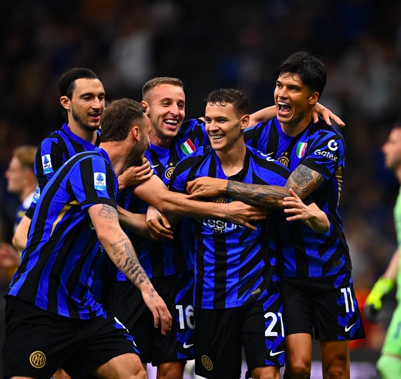 欧洲豪门球队在比赛中奋勇拼搏 欧洲豪门球队在比赛中奋勇拼搏