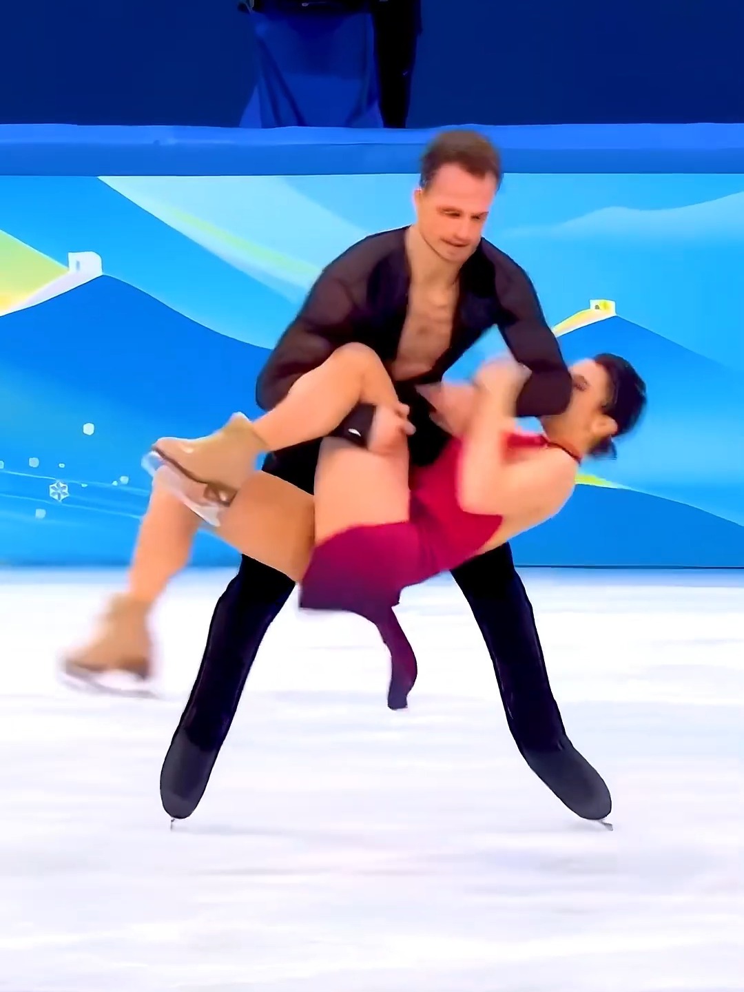 国际运动更新:女子比赛中的惊险一幕! 国际运动更新:女子比赛中的惊险一幕!