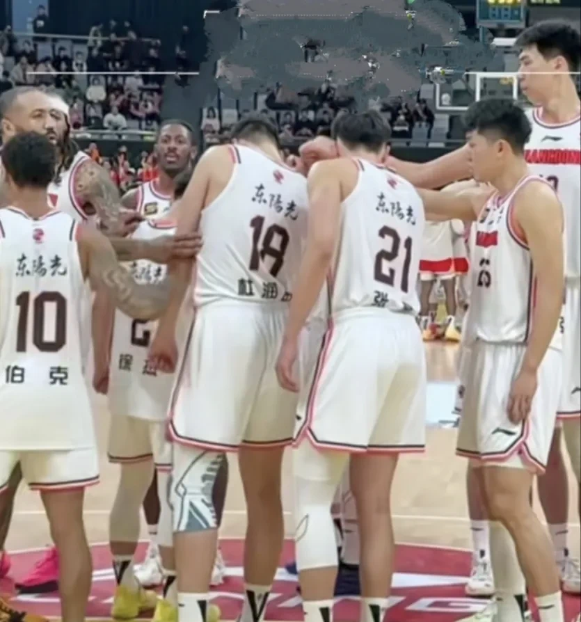 爱游戏网站入口-激烈对抗在场上上演，球员们拼尽全力