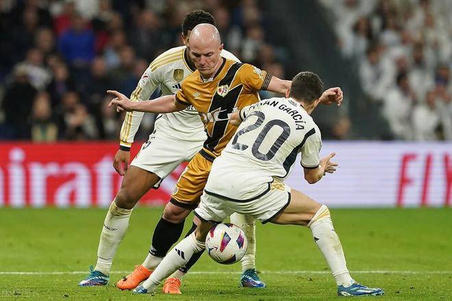 爱游戏官方-巴列卡诺中场因伤下场，球队状态受困的简单介绍