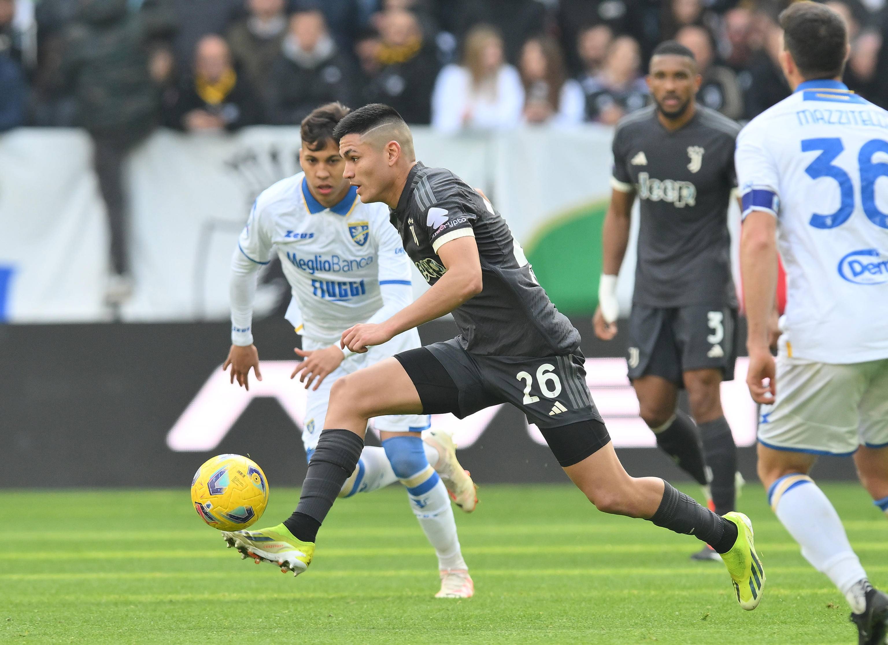 球员卡尔德拉在尤文图斯比赛中表现出色 球员卡尔德拉在尤文图斯比赛中表现出色