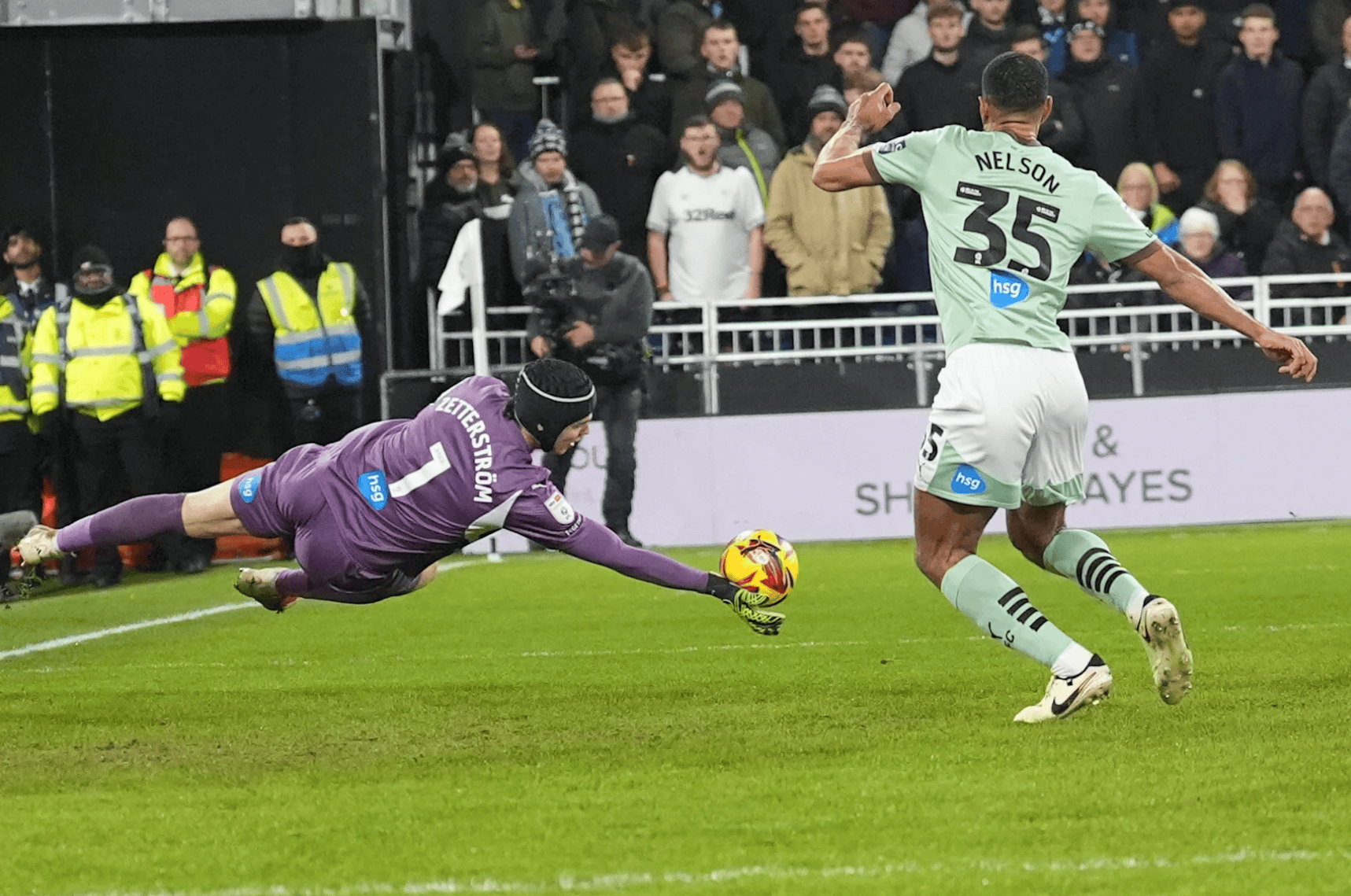 爱游戏网站-足球赛事推迟举行，天气不佳不利比赛的简单介绍