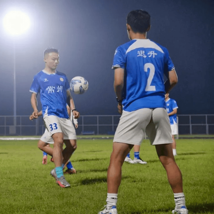 爱游戏视频-中场核心恢复训练,备战重要比赛